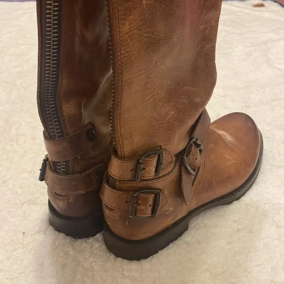 NEW Frye Veronica Back Zip Boots, Distressed Antique Cognac. Size 8 - Picture 7 of 9